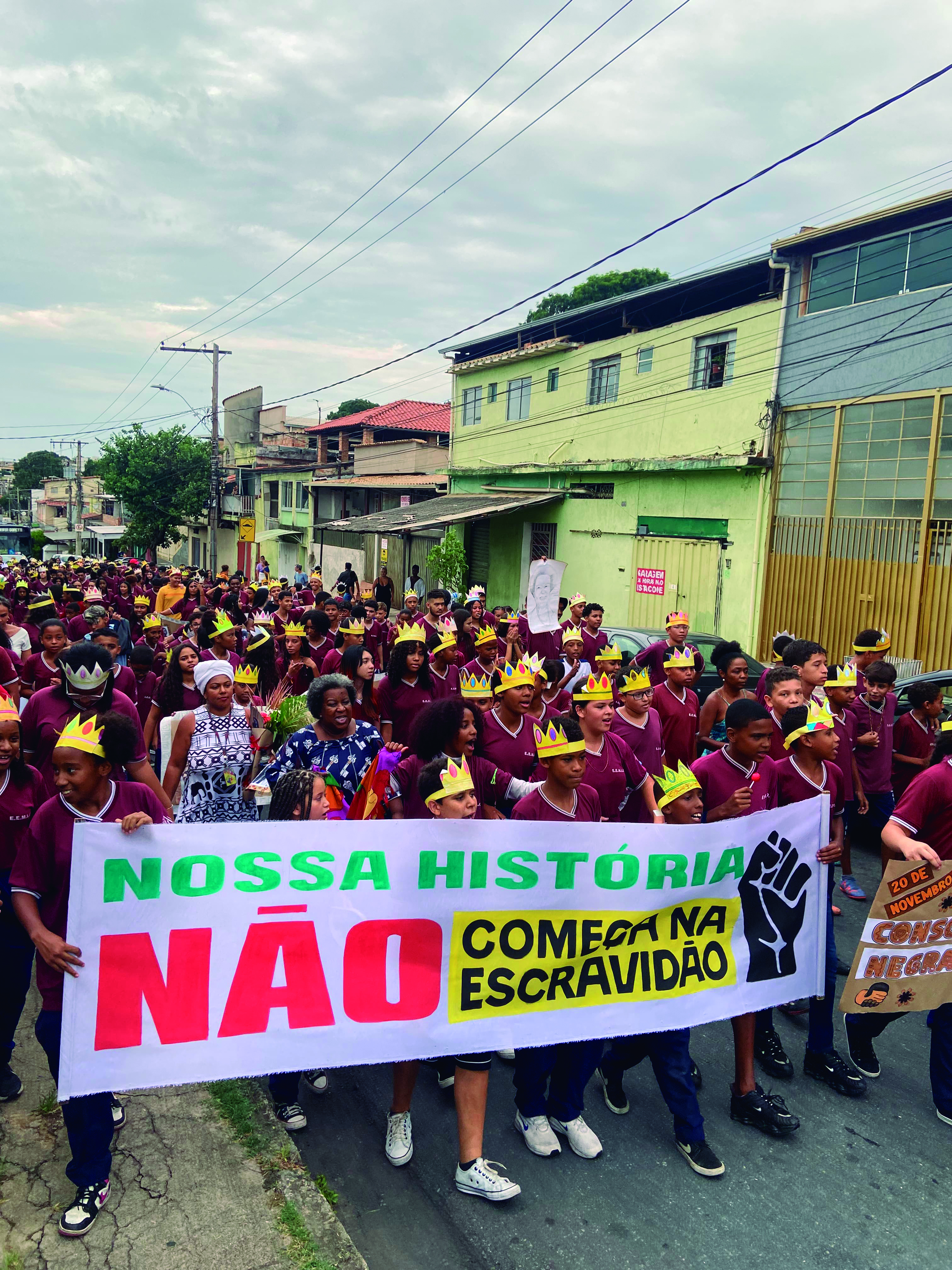 FOTO Raul Lansky - Macaé Evaristo em marcha com os alunos da Escola Estadual Maria de Lourdes, pela igualdade racial. Belo Horizonte, novembro de 2023.