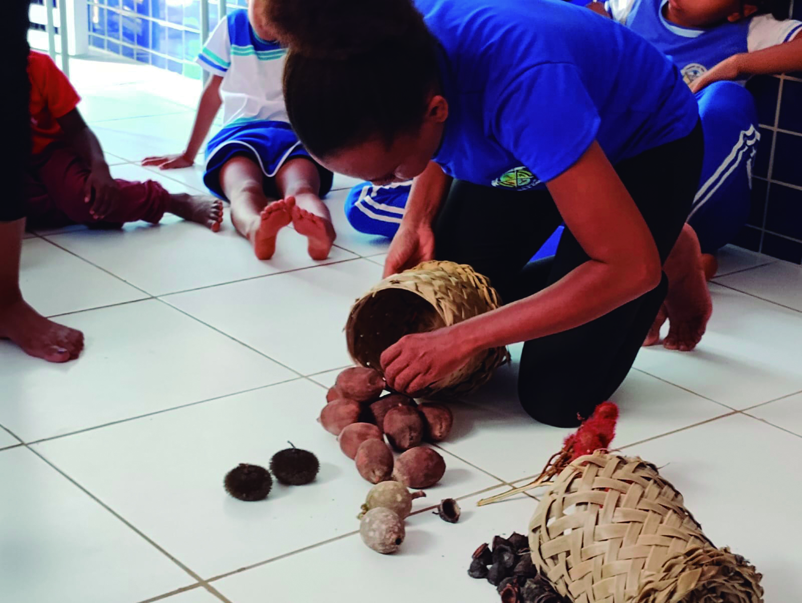 FOTO Vanderlucia Cutrim de Sousa - Professora Dulcivania Cutrim dos Santos preparando o espaço para uma aula sobre as sementes tradicionais do território quilombola Catucá (2024).