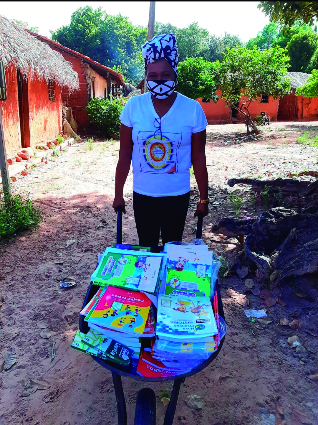 FOTO Vanderlucia Cutrim de Sousa - Vanderlucia Cutrim de Sousa, professora e atual gestora da U.E.F Catucá, levando materiais e livros paradidáticos para as crianças da comunidade durante a pandemia de covid-19 (2020).