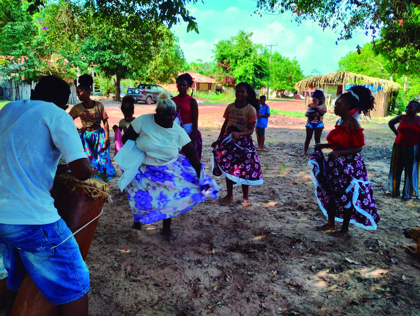 FOTO Vanderlucia Cutrim de Sousa - Roda de Tambor de Crioula com a coreira Maria Miranda ao centro.