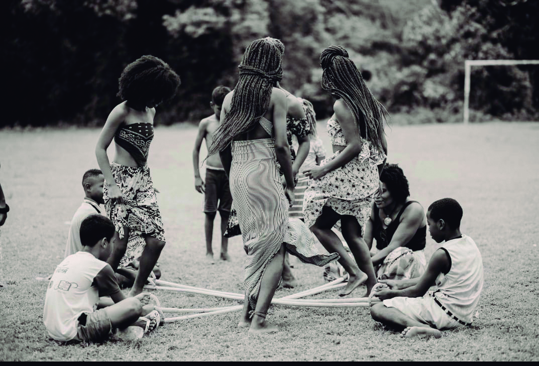 FOTO Vanderlucia Cutrim de Sousa - Professora Dulcivania Cutrim dos Santos preparando o espaço para uma aula sobre as sementes tradicionais do território quilombola Catucá (2024).